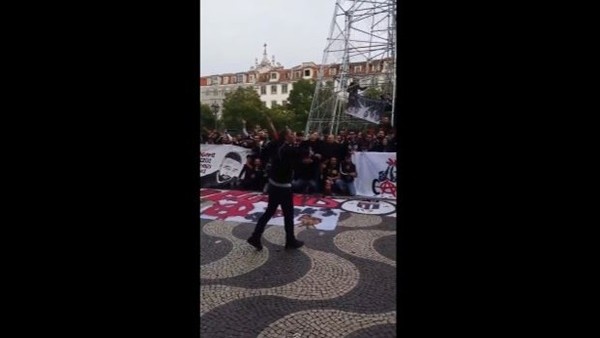 Beşiktaş taraftarı Lizbon sokaklarında şov yapıyor