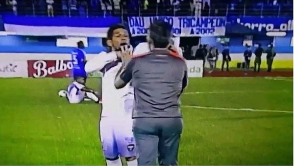 Oyundan alınınca teknik direktörüne saldırdı