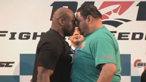 Maç ilgi çeksin diye birbirlerine girdiler