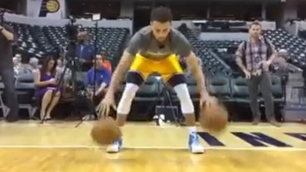 Stephen Curry basketbol topuyla tempo tuttu!