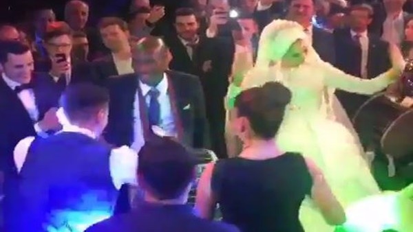 Atiba Hutchinson düğünde davul çaldı