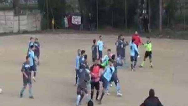 Kavga çığ gibi büyüdü! Yumruklar havada uçuştu..