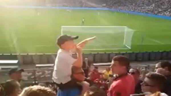Çocuk taraftar bütün stadı coşturdu