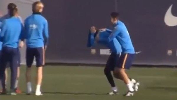 Barçalı gençlere tekme tokat giriştiler