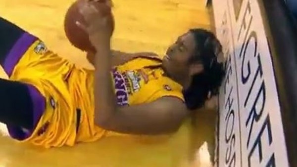 Oyuncunun üzerine bira döktü