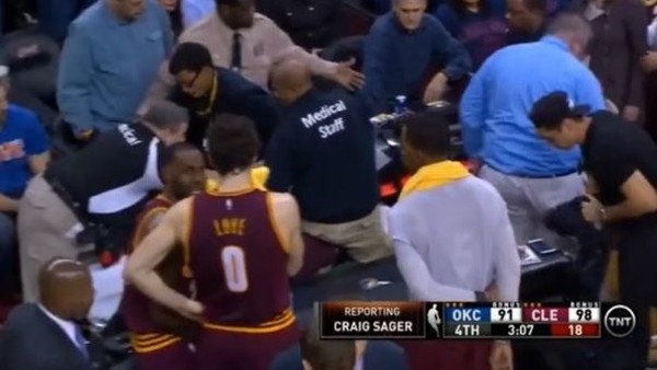 LeBron James kadın taraftarı hastenelik etti