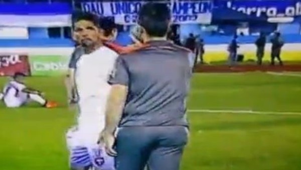 Oyundan çıkardı diye teknik direktörüne saldırdı