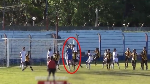 U16 kalecisinden akıl dolu gol