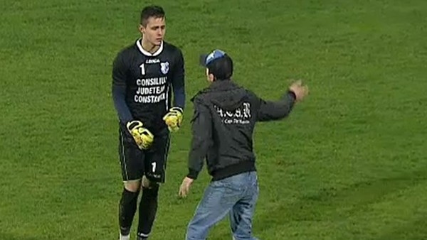 Şok! Taraftar sahaya daldı, kaleciye saldırdı