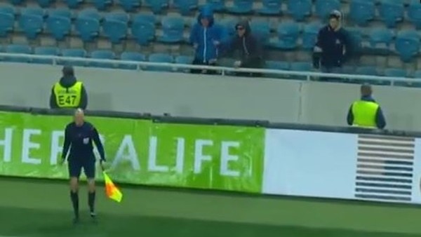 Maç sıkıcı olunca yan hakemle eğlendiler