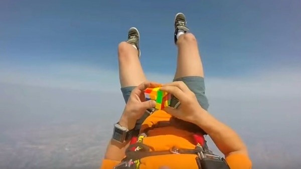 Rubik küpü havada çözdü