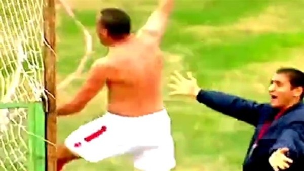 Rezil oldu! Golü attı çıplak kaldı..