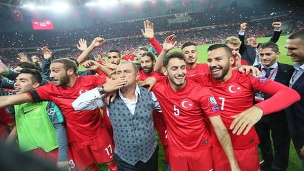 Serdar Ortaç'tan Euro 2016 bestesi