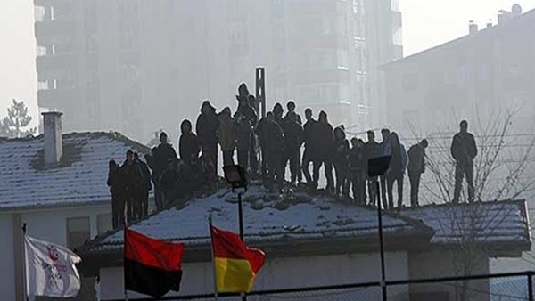 Galatasaray maçını çatılardan izlediler