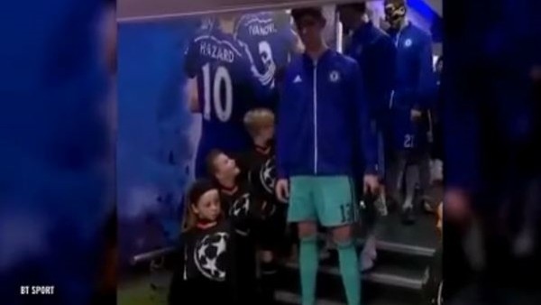 Minik taraftarın Courtois şaşkınlığı..