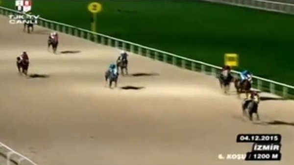 İzmir'deki at yarışında feci kaza