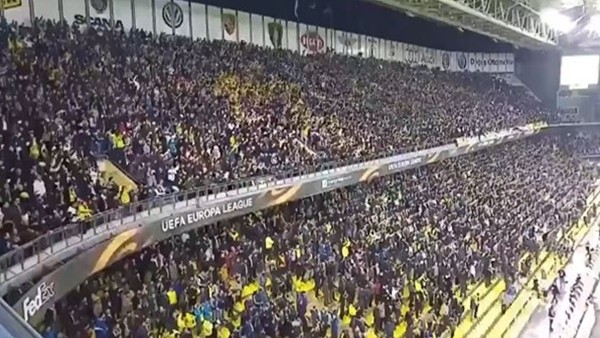 Fenerbahçeli taraftarlar Kadıköy'ü salladı