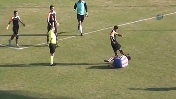 Yerde yatan rakibinin suratına tekme attı