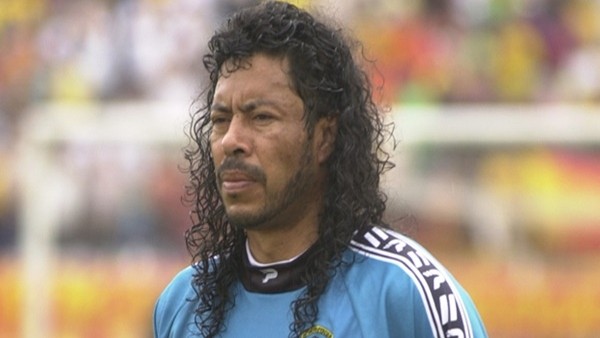 Rene Higuita'dan yine akrep kurtarışı