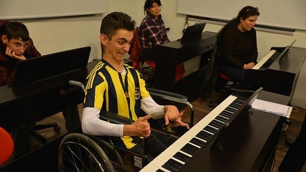 Fenerbahçe aşkını iki parmağından çıkan notalarla anlatıyor