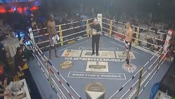 Dev dövüşçü bebek gibi ağladı