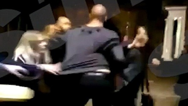 Premier Lig futbolcusu sokakta kavga etti!