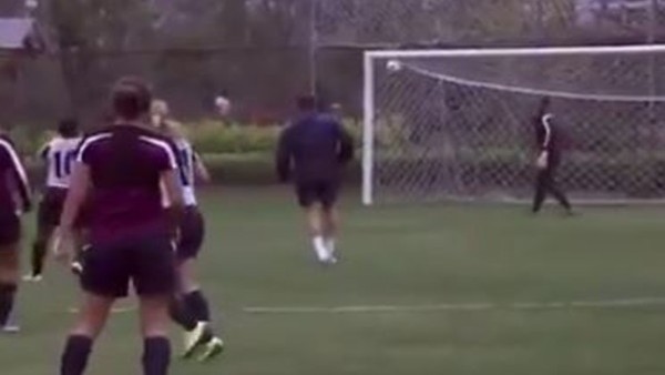 Kadın futbolcudan usta işi gol..