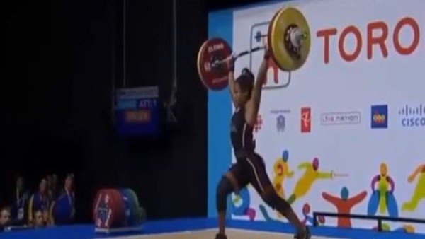 Halteri kaldırdı ve bayıldı