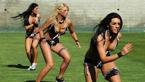 İç çamaşırları ile futbol oynuyorlar