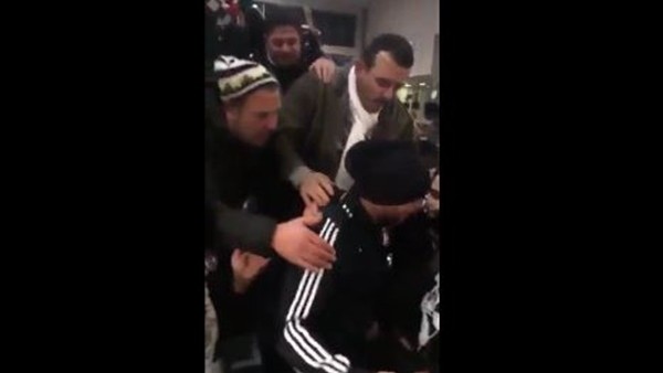 Gökhan Töre havaalanında taraftarlara 3'lü çektirdi.