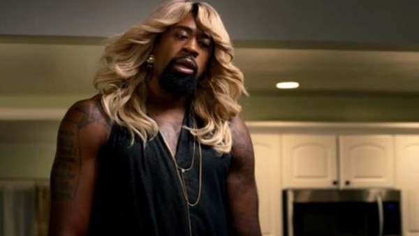 2.11'lik dev kadın kılığında