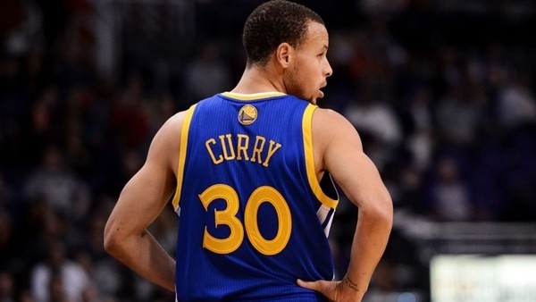 Stephen Curry'den akıl dolu pas!