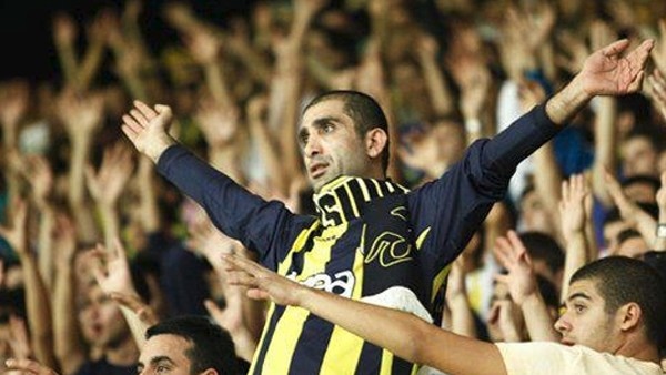 Galatasaraylı taraftarlardan Sefa Kalya tezahüratı