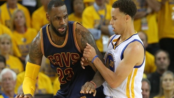 Curry, Lebron'u çaresiz bıraktı