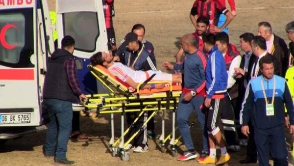 Dili ters dönen futbolcuyu orta hakem kurtardı