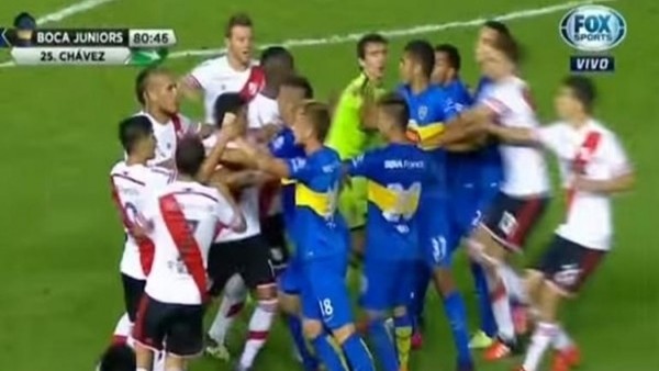 Superclasico'da kırmızı kartlar havada uçuştu