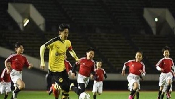 Kagawa 30 çocuk karşısında şov yaptı