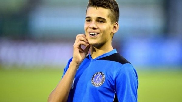 Hagi'den ilginç frikik golü