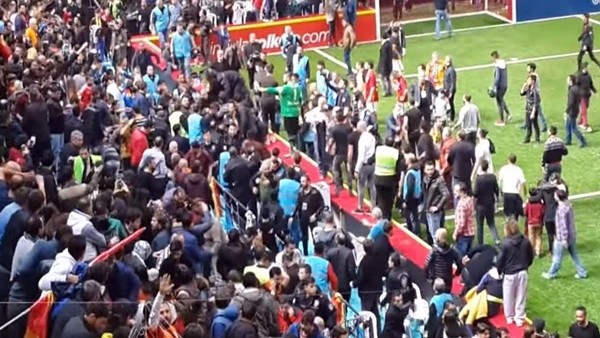 4 Büyükler Salon Turnuvası'nda çıkan kavga (Tribün çekimi)