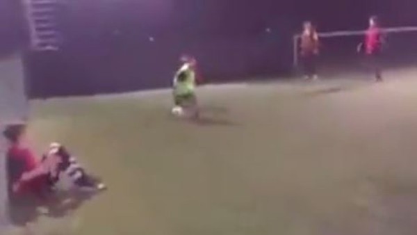 Minik oyuncu rakibini futbola küstürdü!