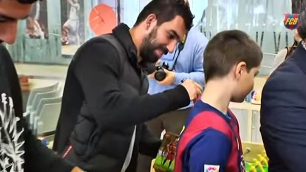 Arda Turan ve arkadaşlarından hastane ziyareti