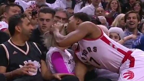 Kyle Lowry'den bayan taraftara öpücük!