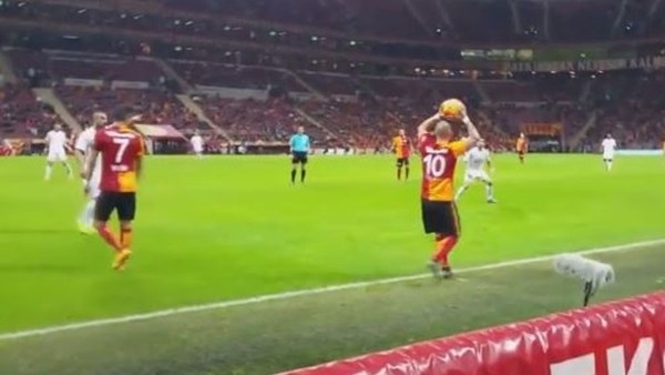 Sneijder taraftarının sözünü dinliyor.