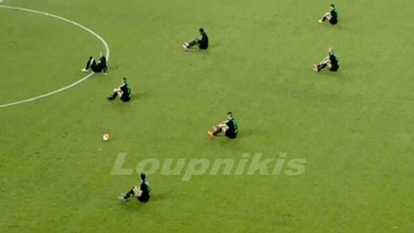 Yunanistan'lı futbolculadan mültecilere destek!