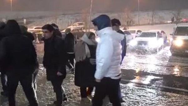 Taraftar ve futbolcular stattan ayrıldı!