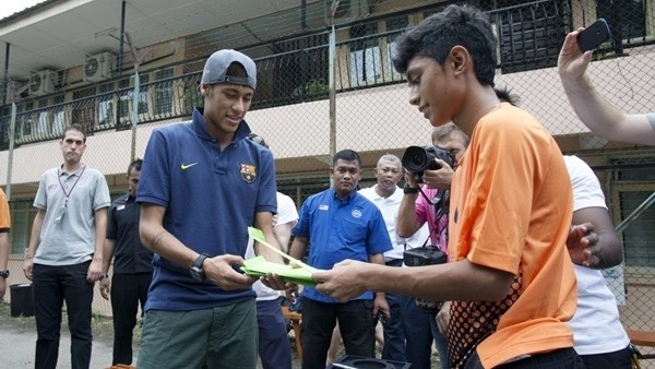 Neymar'dan gökkuşağı çalımı