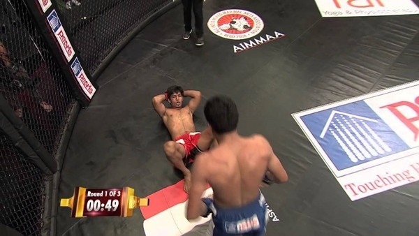 Rakibi İle Dalga Geçti 9 Saniyede Nakavt Oldu!