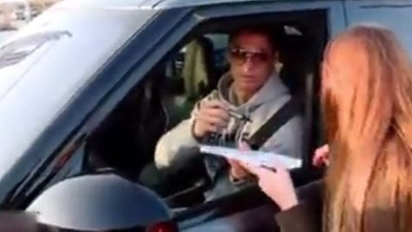Ronaldo hayranının öpücük isteğini kırmadı!