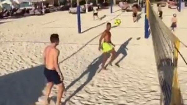 Robin van Persie ile Nani tatilin keyfini çıkartıyor