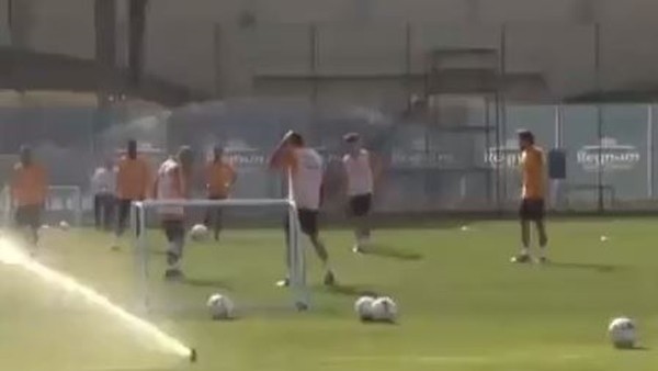 Sneijder'den gazetecilere sulu şaka